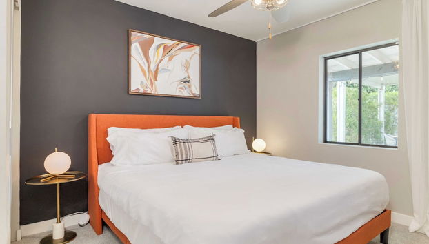 Backyard Pool, Puttinggreen, Playground Modern 5bdr White Agate by Avantstay - Photo 5, Chambre