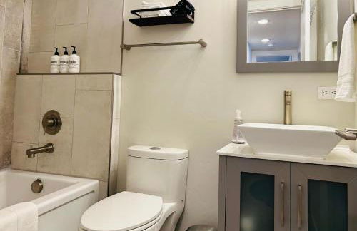 Little Blue Bungalow on Boise's Bench, Pet Friendly, Fully Fenced yard with doggie door! 2 miles from BSU, 5 minutes from Downtown Boise, Desk and workstation for remote workers, 2 TV's large walk-in closet, Good for mid-term stays - Foto 16