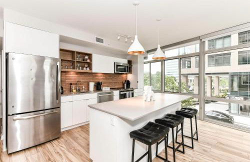 Posh 2BR Retreat Gym, Prkng and Scenic Rooftop - Photo 9