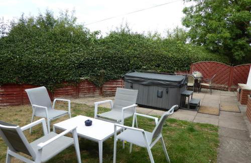 Romeo Cottage - Sleeps 4 - Open Plan Barn - Private Hot Tub & Garden - Foto 49