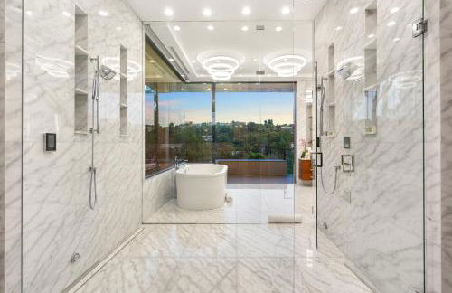 Ultra Luxury 5BR Beverly Hills Estate with Private Pool Spa and Canyon Views - Foto 32