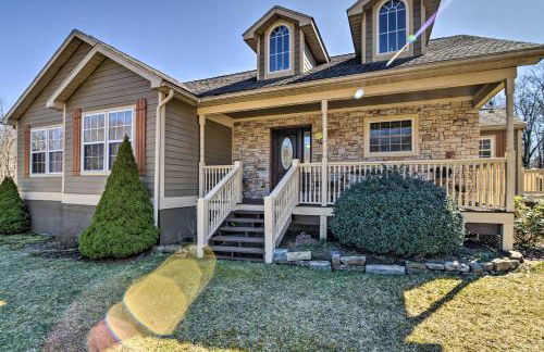 Private Family Home with Deck, Porch and Forest Views! - Foto 2