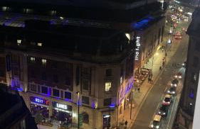 Award Winner of 2026 &2025 traveller & Best guest rated apartment, two bedroom, #1 Leeds city centres most central location, Great 180 degree views,balcony , PARKING onsite, Netflix & WiFi - Foto 12