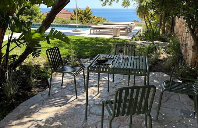 Relax in Style at This Stunning Villa in Camps Bay, Cape Town - Photo 32