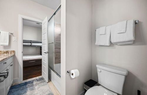 Stylish 4BR Lake House - Foto 27