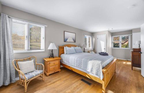 Waterfront retreat w/ wraparound deck & BBQ - Foto 43