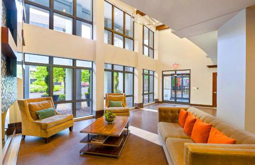 Comfort & Convenience in Trendy Crystal City Loft - Photo 10