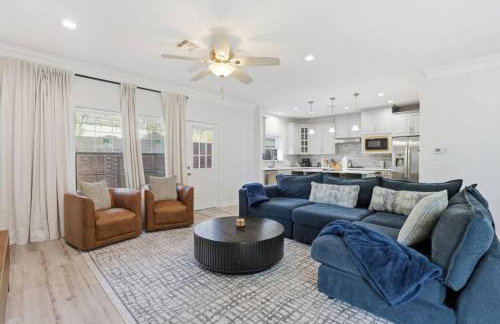 O18A Spacious 3BR Sleeps 10 Two Living Areas Houston - Foto 1