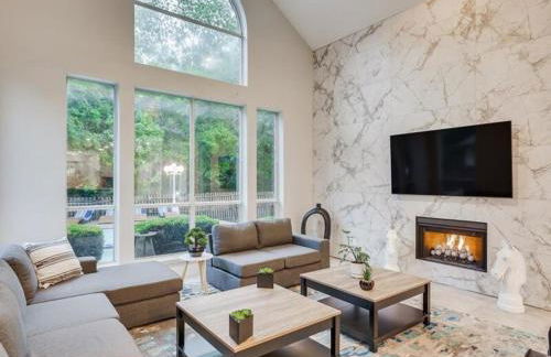 Captivating 6BR 3B Home with Pool & Fire Pit - Foto 9