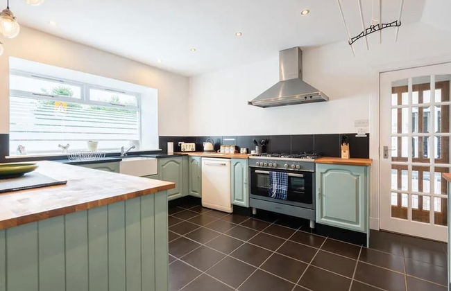 5 Bedrooms/sleeps 10-12/free Wifi & Parking/garden - Foto 12