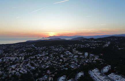 VUE EPOUSTOUFLANTE SUR BANDOL & LA MER 2 pièces, piscine tout confort 4 étoiles, très calme, terrasse spacieuse sans vis à vis, parking privé résidence standing - Foto 36