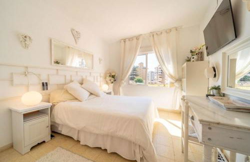 Sun-Drenched, Sea-View Apartment with Giant Patio! - Photo 5