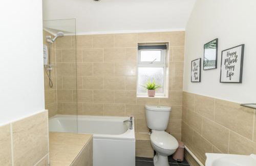 Stylish 3 Bed House Near Hospital, Racecourse, Free Parking - Foto 20