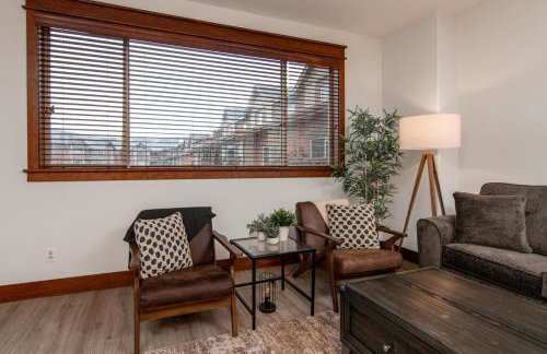 Modern Riverstone Condo with Grand Deck - Steps to Shops, Restaurants, Trails and River - Foto 16