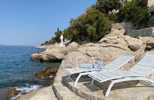 Charming Seafront Stay at Villa Mara - Photo 10