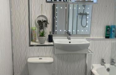 Spacious two bedroom flat, entire property - Photo 15