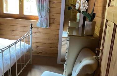 3 Bedroom Lodge Hotub pool in Horsley Surrey UK - Photo 33