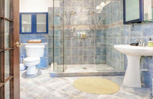 7BR Luxury Living 1st Floor Primary ABODEbucks - Foto 31