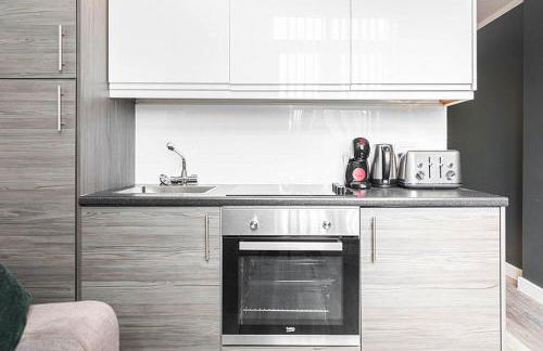 #115 ModernCity Escape Central Apartment- 10 mins to Royal Albert Dock Liverpool- Sleeps 4 - "Perfect for contractors and Families " - Foto 13