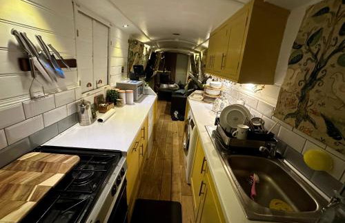 BrightOwl Waterside Narrowboat Cottage Experience - Foto 36