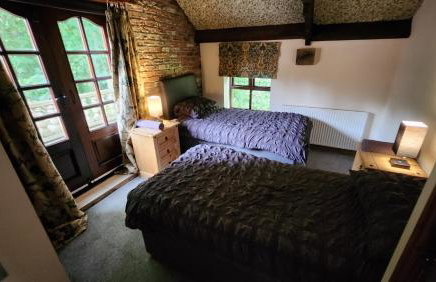 Stunning 2 Bedroom Guest House with Hot Tub - Photo 37