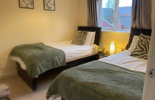Central location -3 Beds, 2 baths , off-street parking, fast Wifi, sleeps 7 - Foto 15