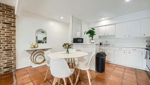 Your 2B Getaway - Steps 2 Dtwn - Sleeps 6 - Pool and Prkg - Foto 5