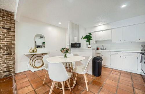 Your 2B Getaway - Steps 2 Dtwn - Sleeps 6 - Pool and Prkg - Foto 5