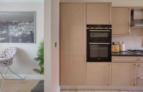 Elizabeth II Five Bedroom Spacious Home - Foto 26