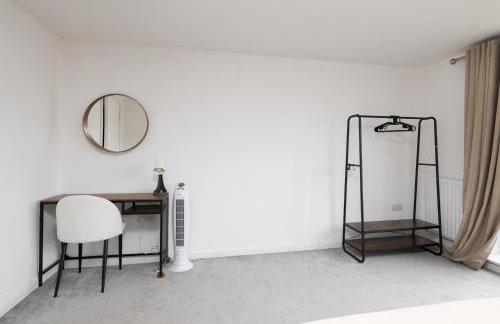 4 Bedroom House By Humming Nest Short Lets & Serviced Accommodation Milton Keynes With Free WiFi & Parking - Foto 7