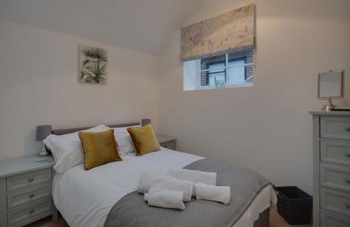 Luxury Large Five Bedroom Family House Sleeps 10 - Photo 20