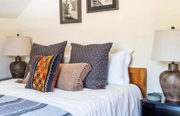 New! Designer 3BR Cabin Walk to Pond Mtn Views - Foto 53