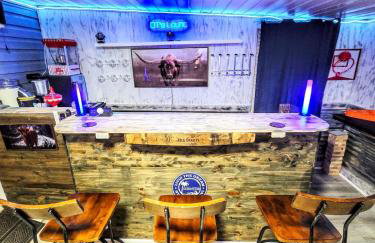 5 Mins from beach and has pool, hot tub, games, pet friendly - Foto 13