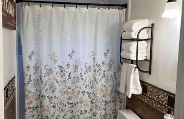 Spacious 5BR San Jose Home w Parking & Backyard - Foto 33