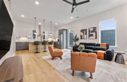 Brand New 3BR 2 5BA Home with Hot Tub - Photo 10