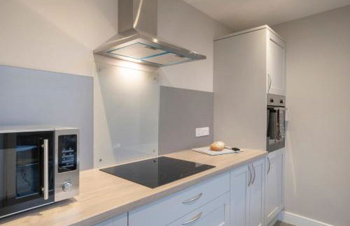 The Hideaway with Cosy Fireplace by LetMeStay - Foto 15