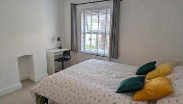 Fantastic 3-Bedroom House in Crawley - 10 mins from Gatwick - Foto 2