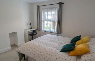 Fantastic 3-Bedroom House in Crawley - 10 mins from Gatwick - Foto 3