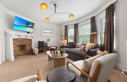 Chic Lakeside Retreat Steps from the Beach - Foto 14