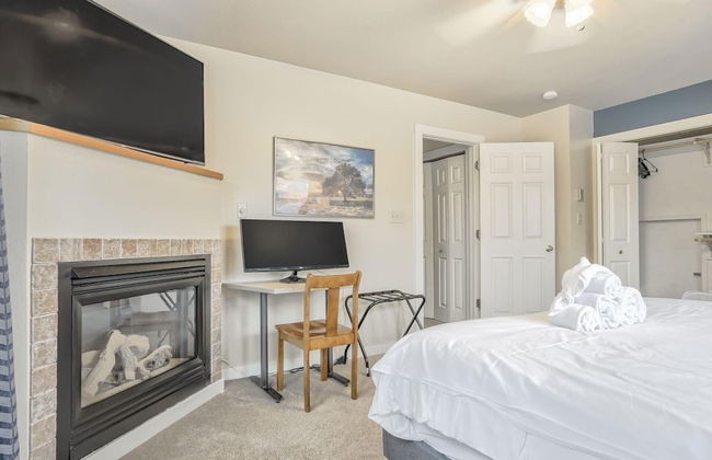 2BR Central Location Big Backyard & Dog Friendly! - Photo 6