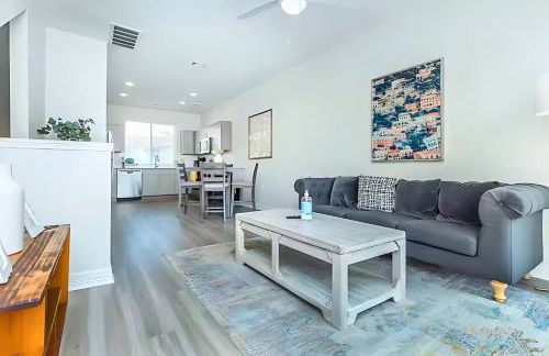 Cozy Retreat for Work or Relaxation - Photo 5