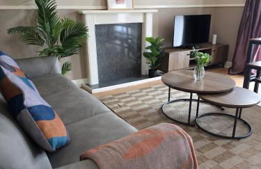 3BR House with Parking 10 Mins to Airport Sleeps 6 - Foto 1