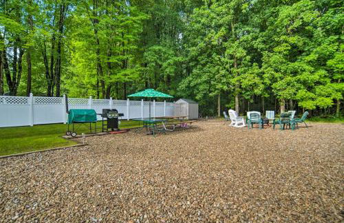 Jamestown Retreat with Hot Tub - Walk to Lake! - Foto 3