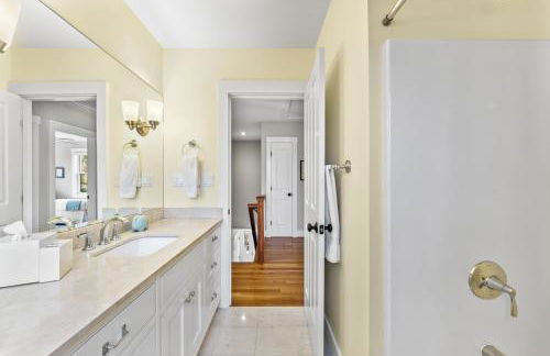 Modern Family Home Walkable to Town - Foto 31