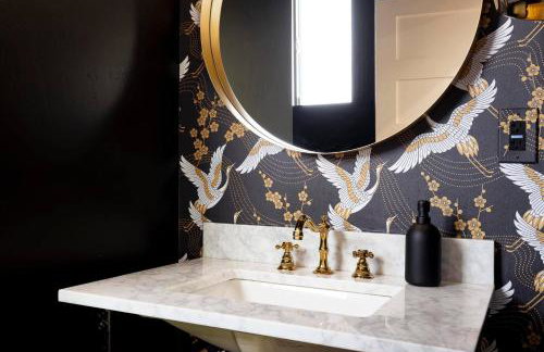 Luxe Victorian Retreat • Walk to Downtown - Foto 17