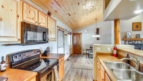 Near Lakes and Trails Pet-Friendly Cabin in Arizona - Foto 3