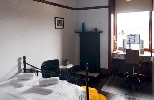 Beautiful, traditional 2 bed flat w free parking - Pass the Keys - Photo 33