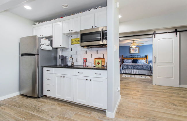 Waterfront 5 BR w/ Hot Tub Sleeps 13! - Foto 17