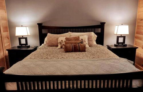 Water's Edge, Covered Porch, Deep Creek as your Backyard Haven, Hot Tub, Pool Table, Fire Pit, Close to Town & Entrance to National Park - Foto 17