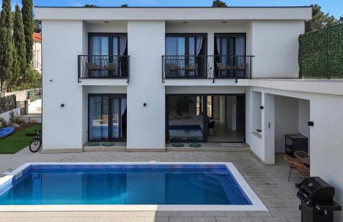 6 Bedroom Awesome Home In Prolozac - Foto 1